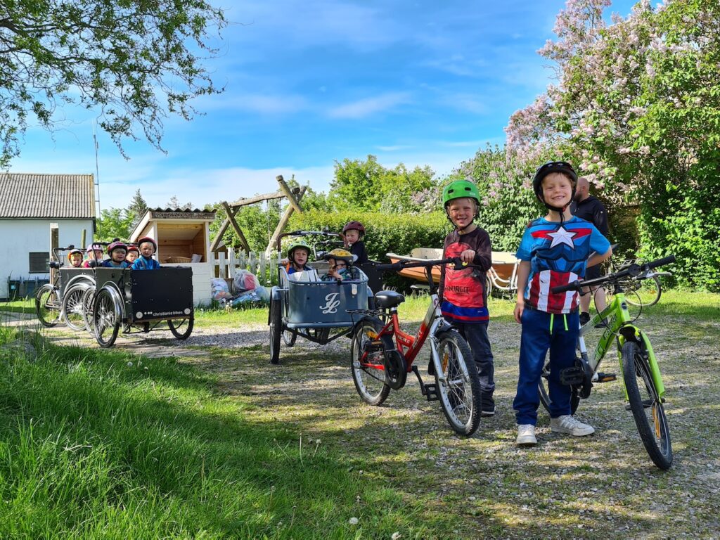 Børn med cykler foran Skattekisten